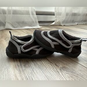 The Children's Place Black and Gray Water Shoes Size 5/6